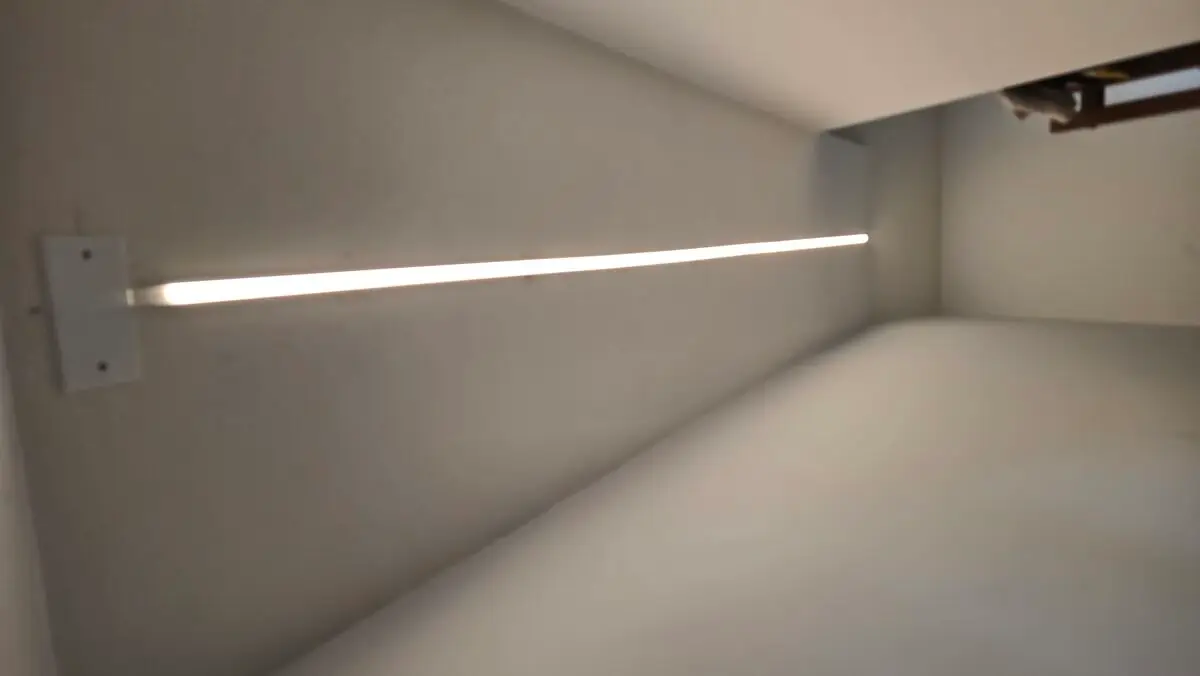 Illuminazione lineare a soffitto in un ambiente interno