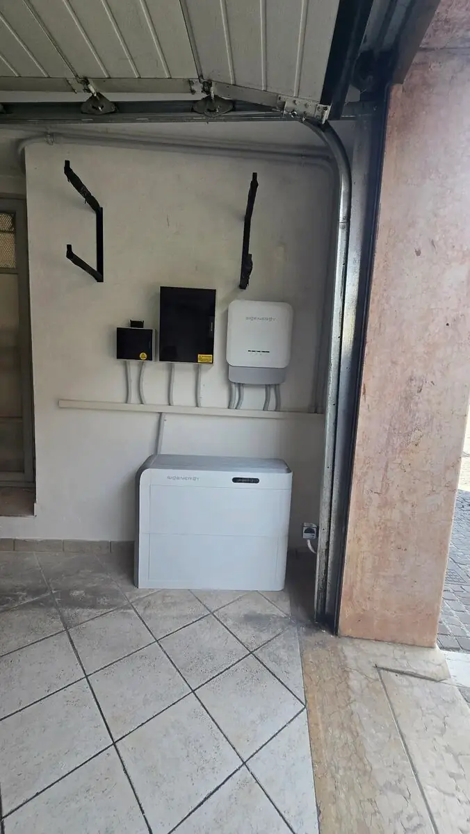 Sistema di accumulo Sigenergy con inverter e quadri nel garage